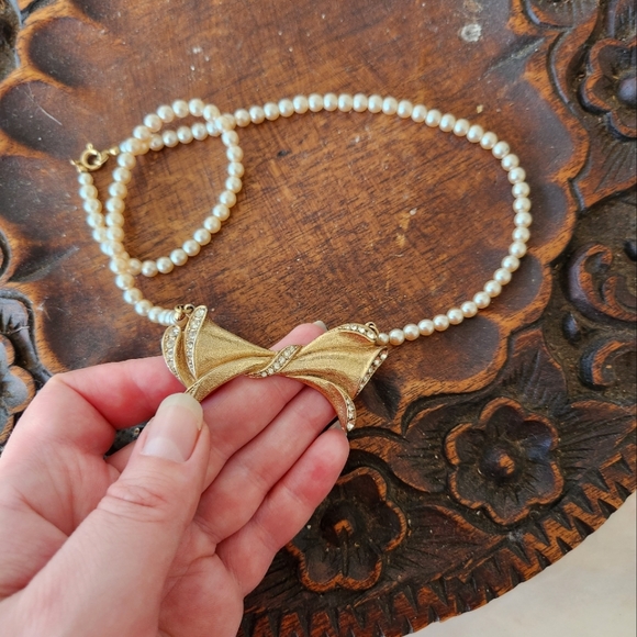 Vintage 1940s Bow Rhinestone and Pearl Necklace - Picture 6 of 8